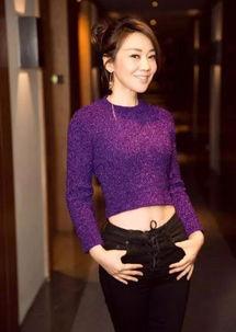 娱乐吃瓜妹闫妮是谁扮演的,48岁佟掌柜身材傲人，摆脱标签焕发自信